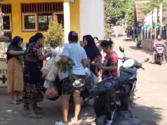 Warga Turut Andil Dalam Menyiapkan Hidangan untuk Anggota Satgas TMMD REG 130