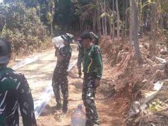 Di Balik Pembangunan Jalan Desa Sembung, Ada Peluh dan Senyum Keceriaan Anggota Satgas