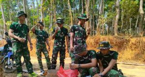 Hangatnya Kebersamaan di Tengah Tugas, Satgas TMMD Menikmati Makan Siang Dari Warga