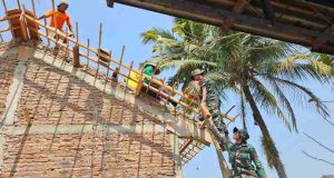 Satgas dan Warga Gotong Royong Rehab Rumah Ibu Sriyati melalui Program TMMD Reguler ke-130