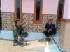 Manfaatkan Waktu Istirahat, Anggota Satgas Menjalin Komsos Bersama Ketua RT di Lokasi TMMD