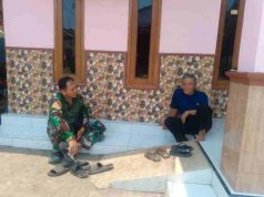 Manfaatkan Waktu Istirahat, Anggota Satgas Menjalin Komsos Bersama Ketua RT di Lokasi TMMD