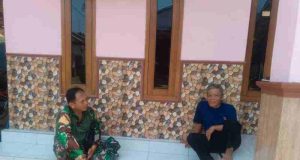 Manfaatkan Waktu Istirahat, Anggota Satgas Menjalin Komsos Bersama Ketua RT di Lokasi TMMD