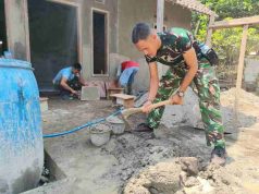 Satgas TMMD Reguler ke-130 Kodim 0736/Batang Laksanakan Pemasangan Keramik Lantai RTLH Milik Bapak Ismail