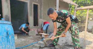 Satgas TMMD Reguler ke-130 Kodim 0736/Batang Laksanakan Pemasangan Keramik Lantai RTLH Milik Bapak Ismail