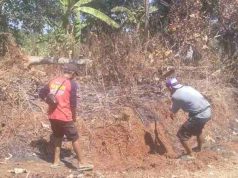 Tak Peduli Panasnya Terik Matahari, Warga Bersama Satgas TMMD Reguler ke-130 Tetap Semangat Ratakan Tebing Jalan