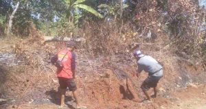 Tak Peduli Panasnya Terik Matahari, Warga Bersama Satgas TMMD Reguler ke-130 Tetap Semangat Ratakan Tebing Jalan