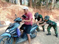 Sikap Kepedulian Yang Tinggi, Personel Satgas TMMD Reguler ke-130 Bantu Atasi Motor Warga Mogok di Desa Sembung