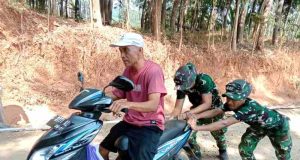 Sikap Kepedulian Yang Tinggi, Personel Satgas TMMD Reguler ke-130 Bantu Atasi Motor Warga Mogok di Desa Sembung