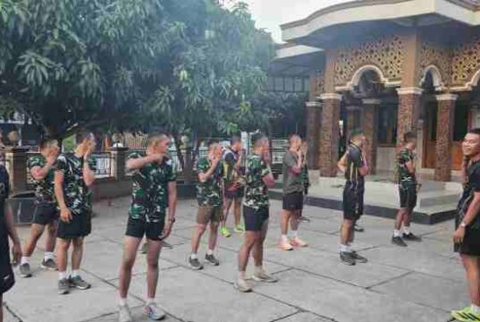 Guna Menjaga Kebugaran dan Stamina, Personel Satgas TMMD Rutin Lakukan Jogging dan Bermain Voli Setiap Sore