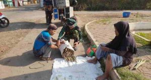 Wujud Kepedulian Anggota Satgas TMMD, Bantu Pedagang Yang Mengalami Kram Kaki