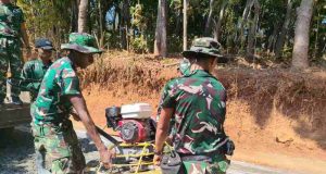 Satgas TMMD Reguler ke-130 Kodim 0736/Batang Bergotong Royong Memindahkan Peralatan Pembangunan Jalan di Desa Sembung