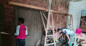 Progres RTLH Ibu Sriati, Satgas TMMD Kodim Batang Bersama Warga Percepat Pengerjaan Dinding