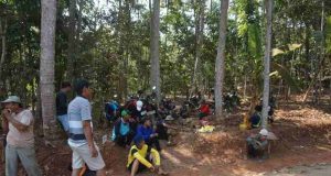 Manunggal Bersama Rakyat, Satgas TMMD dan Warga Beristirahat Sejenak di Tengah Penyiapan Pembangunan Jalan
