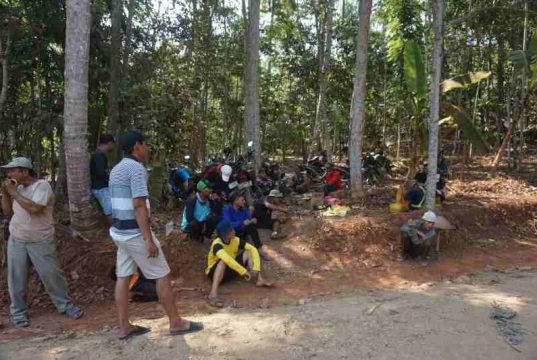 Manunggal Bersama Rakyat, Satgas TMMD dan Warga Beristirahat Sejenak di Tengah Penyiapan Pembangunan Jalan