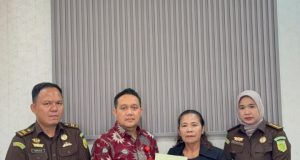 Kejari Asahan Kembalikan Sertifikat Tanah Kepada Herlina Hutauruk Berdasarkan Putusan MA