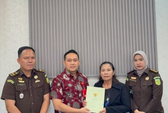 Kejari Asahan Kembalikan Sertifikat Tanah Kepada Herlina Hutauruk Berdasarkan Putusan MA
